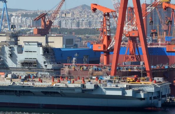 國際貨運在全球化時代發(fā)揮著重要作用，其發(fā)展面臨諸多挑戰(zhàn)與機(jī)遇