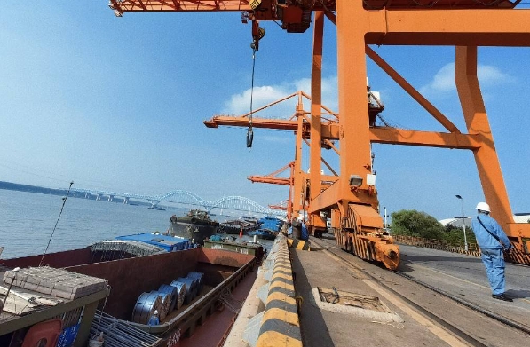 隨著中印貿(mào)易往來(lái)的日益頻繁，印度貨代市場(chǎng)逐漸嶄露頭角